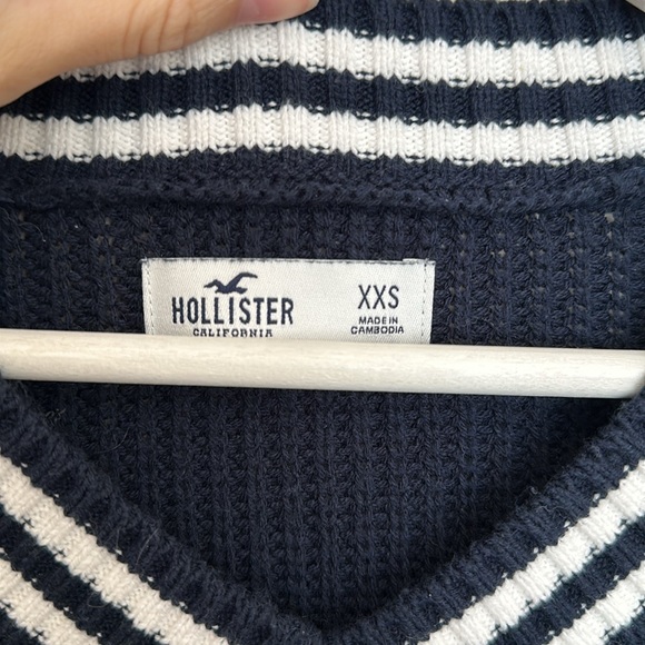 HOLLISTER | Classic Preppy Navy V-Neck Sweater with Stripes - Picture 4 of 6